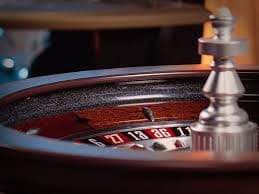 Meja Baccarat live dengan dealer profesional dan taruhan real-time